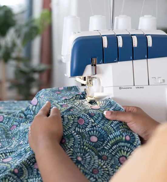 Refurbished HUSQVARNA® VIKING® AMBER™ Air S | 400 Overlock Machine