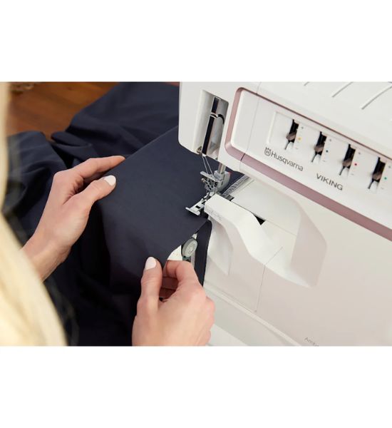 Refurbished HUSQVARNA® VIKING® AMBER™ Air S | 500 Coverlock Machine