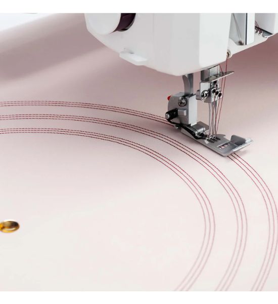 HUSQVARNA® VIKING® AMBER™ Air S | 600 Coverlock Machine