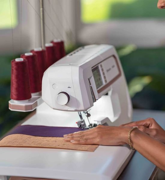 HUSQVARNA® VIKING® AMBER™ Air S | 600 Coverlock Machine