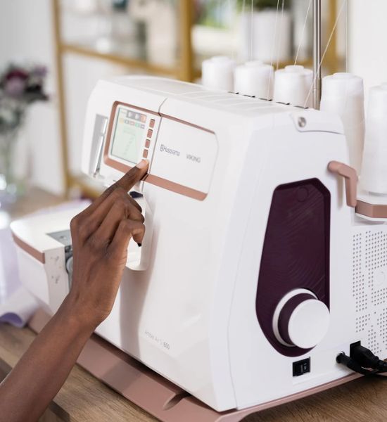 HUSQVARNA® VIKING® AMBER™ Air S | 600 Coverlock Machine