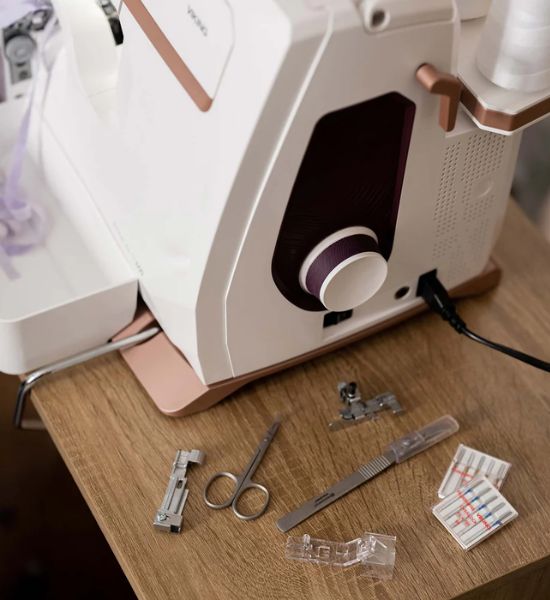 HUSQVARNA® VIKING® AMBER™ Air S | 600 Coverlock Machine