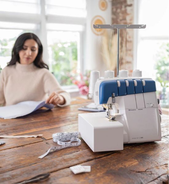Refurbished HUSQVARNA® VIKING® AMBER™ Air S | 400 Overlock Machine