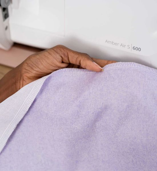 Refurbished HUSQVARNA® VIKING® AMBER™ Air S | 600 Coverlock Machine