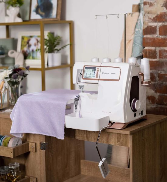 Refurbished HUSQVARNA® VIKING® AMBER™ Air S | 600 Coverlock Machine